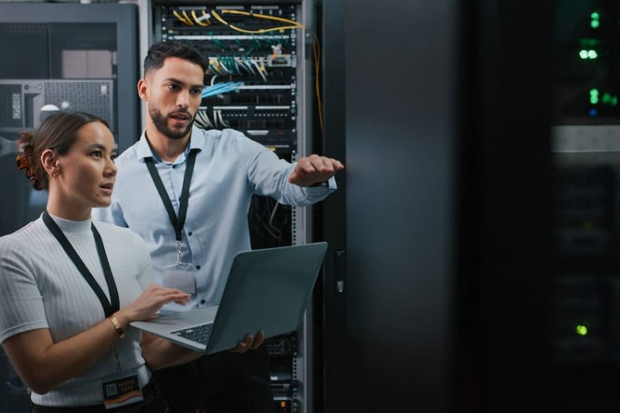 Two team member discuss over the Veeam cloud connect